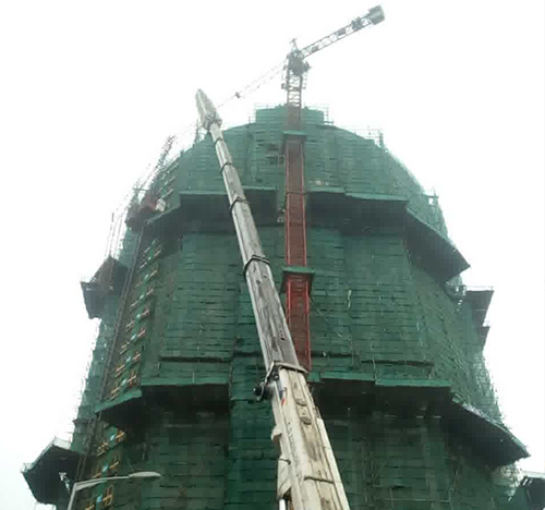隆化吊车在工地上作业